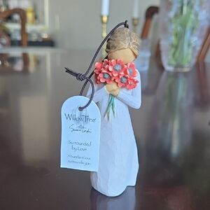 Willow Tree "Surrounded by Love" figurine 4"